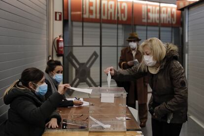 Una mujer ejerce su derecho al voto en el mercado de Sant Antoni, en Barcelona. El director general de Procesos Electorales de la Generalitat, Ismael Peña-López, confirma que los resultados de las elecciones se podrán conocer “seguro” esta noche tras haberse constituido más del 97% de las mesas electorales.