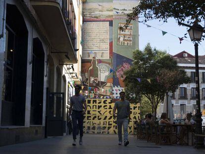 Dos chicos pasean por el barrio de Lavapiés.
 