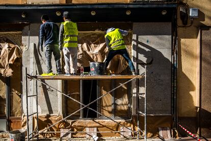 Trabajadores en un andamio en la calle de Bravo Murillo, en Madrid.