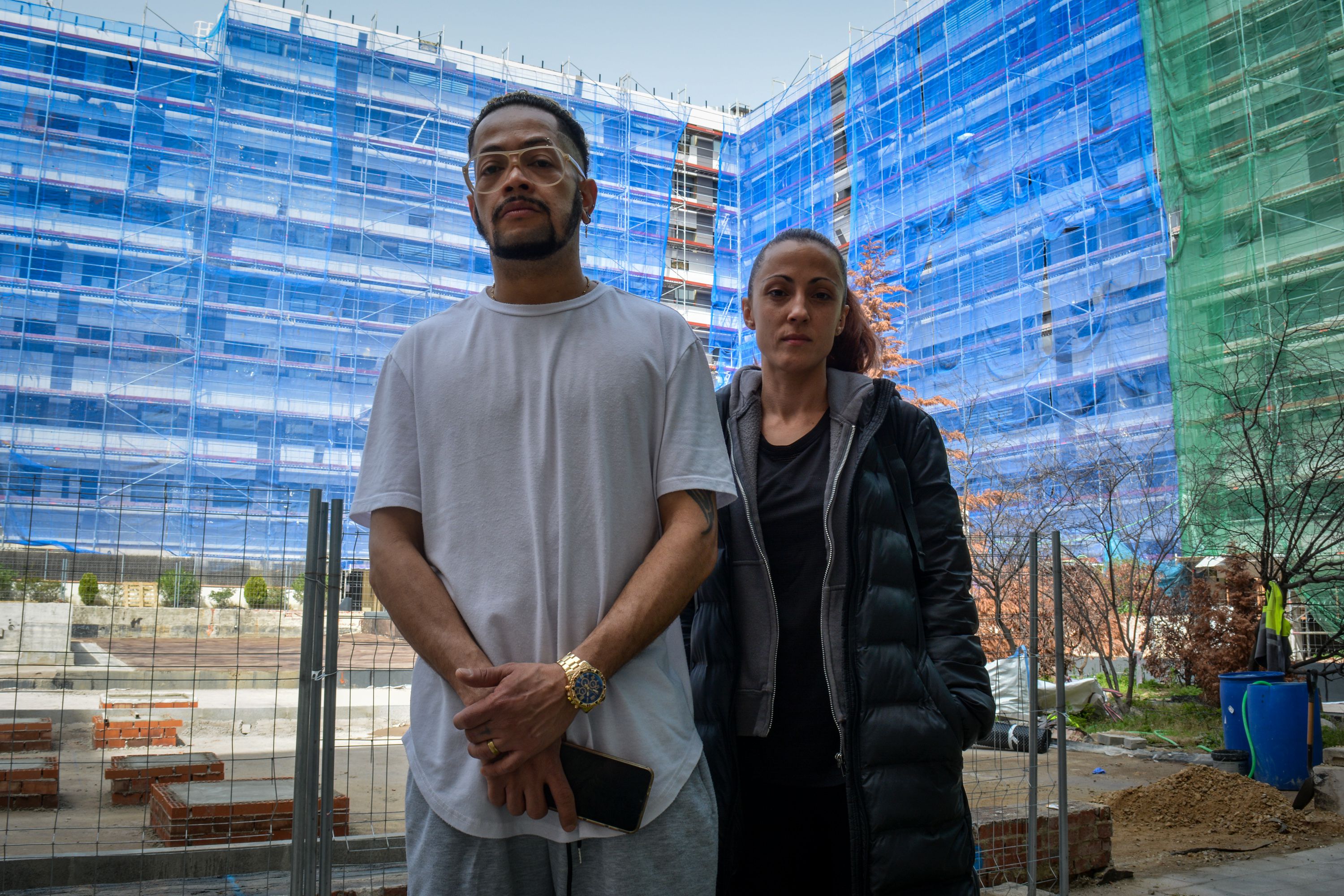 Juan I. Restrepo y Paula García, dos vecinos de Vallecas que señalan Azora de descuidar el mantenimiento del edificio y de cláusulas contractuales abusivas, el 19 de marzo de 2024.