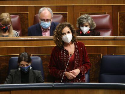 La ministra de Hacienda, María Jesús Montero, en la sesión de control al Gobierno, este miércoles en  el Congreso.