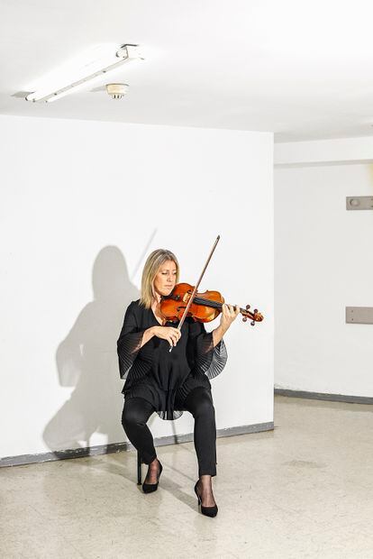 Orquesta sinfónica Galicia. En la imagen, Alison Dalglish, que forma parte de la orquesta desde hace 20 años, toca la viola.