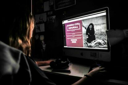Una mujer consulta en su ordenador la web del Museo Virtual de la Guerra Civil Española.