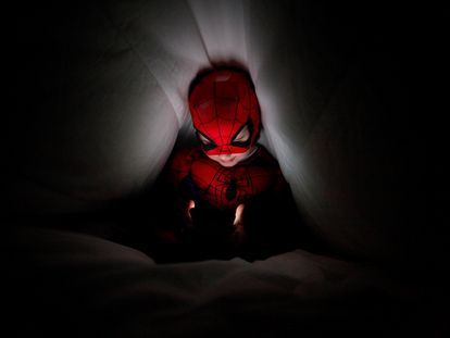 Un niño disfrazado de Spiderman se comunica con una videollamada con sus abuelos en el 'concello' coruñés de Pontedeume.