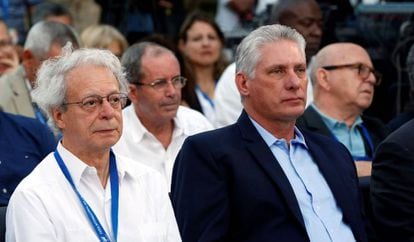 El presidente cubano Miguel Diaz-Canel (derecha) asiste a la inauguración de la 28° Feria Internacional del Libro de La Habana.