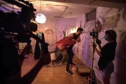El actor Martín Spínola, que da vida al fantasma, durante el rodaje de la cinta del director Luis Navarrete, 'El fantasma de la sauna', una tragicomedia musical de deseo, amor y muerte, este jueves en Madrid.