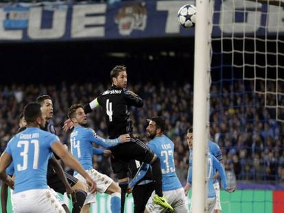 Ramos cabecea para marcar su primer gol en Nápoles. En el vídeo, el entrenador del Real Madrid, Zinedine Zidane.