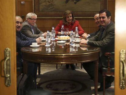 La ministra de Empleo, F&aacute;tima B&aacute;&ntilde;ez, al inicio de la reuni&oacute;n que ha mantenido con los presidentes de CEOE y Cepyme, Juan Rosell (segundo por la derecha) y Antonio Garamendi (derecha), y los secretarios generales de UGT y CCOO, Pepe &Aacute;lvarez (izquierda) e Ignacio Fern&aacute;ndez Toxo (segundo por la izquierda), hoy en la sede del ministerio, en Madrid.