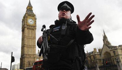 Un agente de policía británico permanece en guardia tras un tiroteo ante el Parlamento en Londres,