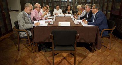 Los alcaldes del PP de las capitales andaluzas, reunidos en Antequera con el presidente de su partido, Juan Manuel Moreno, al fondo.