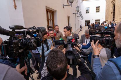 Moreno, a la salida del pleno del Parlamento andaluz, esta mañana en Sevilla.
