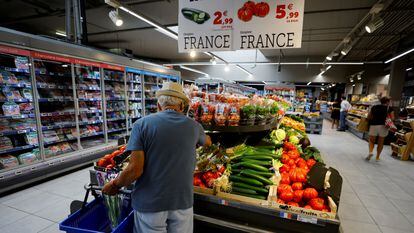 Un consumidor selecciona verdura en un supermercado de Niza (Francia), este jueves.