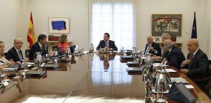 El presidente del Gobierno, Mariano Rajoy, en el centro, al inicio del Consejo de Ministros extraordinario.