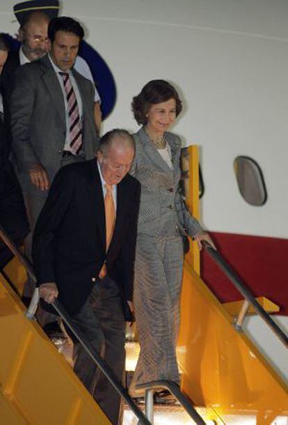 Don Juan Carlos desciende del avi&oacute;n a su llegada a la cumbre iberoamericana de Asunci&oacute;n.