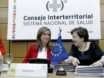 La ministra de Sanidad, Ana Mato (de rojo), con la secretaria general de Sanidad, Pilar Farjas, antes del Consejo Interterritorial de Salud.