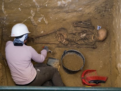 Los arqueólogos de la asociación AMEDE trabajando  en una de las fosas comunes donde reposan restos de represaliados por el franquismo en el cementerio de San Fernando, Cádiz.