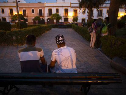 Varios de los menores no acompañdos en la plaza del Galeón, en Marchena (Sevilla).