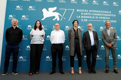 Reunión de directores de festivales europeos en la Mostra de Venecia en septiembre de 2020. Desde la izquierda, el director artístico de Karlovy Vary, Karel Och; la responsable del certamen de Róterdam, Vanja Kaludjeric; José Luis Rebordinos, de San Sebastián; la directora artística de Locarno, Lili Hinstin; el delegado general de Cannes, Thierry Frémaux, y el director de Venecia, Alberto Barbera.