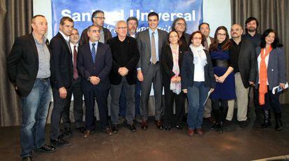 El líder del PSOE, Pedro Sanchez, con otros representantes políticos durante el acto de compromiso para restituir la sanidad universal.