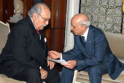 El presidente interino de Túnez, Fuad Mebaza, ultima los detalles de la formación del nuevo Gobierno con el primer ministro, Mohamed Ghanuchi.