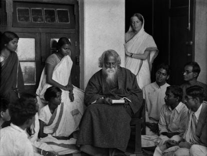 Varios estudiantes rodean a Rabindranath Tagore en su universidad de Santiniketan, en 1929. 