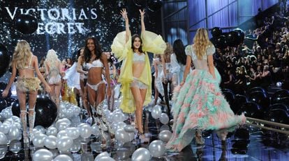 Blanca Padilla, con batín amarillo, en su primer desfile de Victoria's Secret, en 2014.