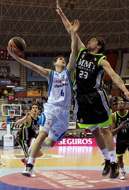 Ricardo Úriz, trata de penetrar a canasta ante la defensa de Sergio Llull.