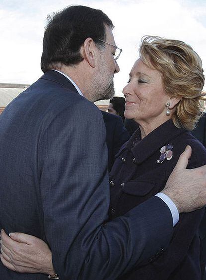 Mariano Rajoy saluda a Esperanza Aguirre a su llegada al homenaje a las víctimas del 11-M en Madrid.