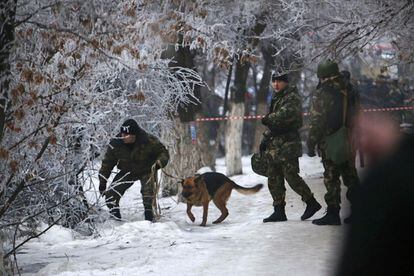 Fuerzas de seguridad buscan en las inmediaciones de la explosión del trolebús en la ciudad de Volgogrado.
