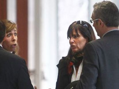 La l&iacute;der del PP Alicia S&aacute;nchez-Camacho habla con la exnovia de Jordi Pujol en los juzgados.