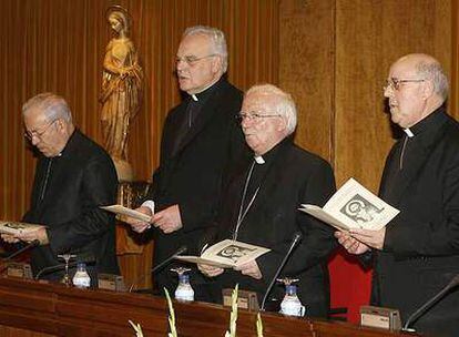 De izquierda a derecha, el nuncio del Vaticano en España, Manuel Monteiro; el arzobispo de Sevilla, Carlos Amigo; el arzobispo de Toledo, Francisco Cañizares, y el presidente de la Conferencia Episcopal, Ricardo Blázquez.