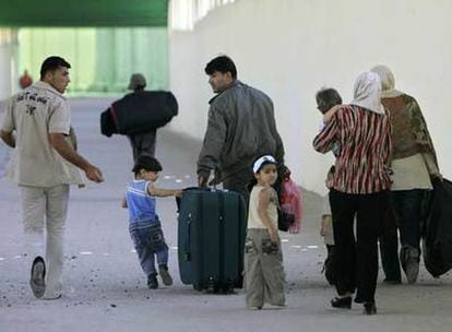 Una familia palestina deja su casa en Gaza para intentar llegar a Israel a través del paso de Erez, en el norte de la franja.