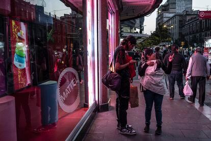 Habitantes de la Ciudad de México realizan compras por la temporada navideña en el Centro Histórico.