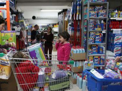 Ciudadanos chipriotas acuden en masa a los supermercados en Nicosia, por miedo a que la crisis financiera provoque una escasez de alimentos. 