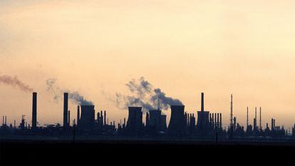 Emisiones de gases contaminantes en una zona industrial en Rumanía.