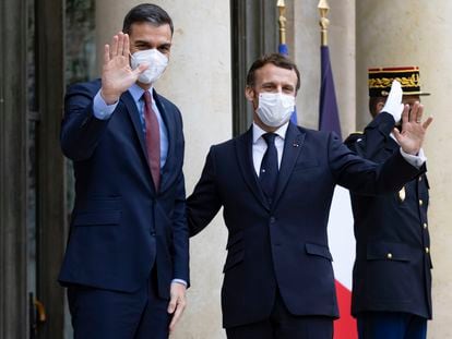 Sánchez y Macron, en la última cita que mantuvieron, el 14 de diciembre en París. El presidente español tuvo que mantener una cuarentena después porque el francés dio positivo en covid.