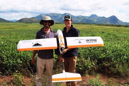 Los dos fundadores sudafricanos de 3Drone Mapping durante el mapeado con dron de terrenos agr&iacute;colas en el norte de Uganda. 
