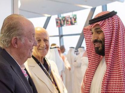 El monarca emérito charla en el circuito de Yas Marina con el heredero de la Corona saudí, a quien la CIA culpa de ordenar el asesinato de Khashoggi