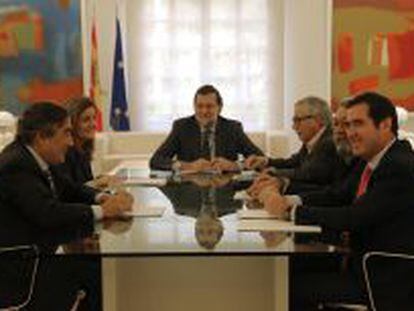 En primer plano, a la izquierda, Juan Rosell, y a la derecha, Antonio Garamendi, durante la &uacute;ltima reuni&oacute;n mantenida en Moncloa con el presidente del Ejecutivo, Mariano Rajoy (en el centro), la ministra de Empleo, F&aacute;tima B&aacute;&ntilde;ez, y los l&iacute;deres sindicales de CC OO y UGT.