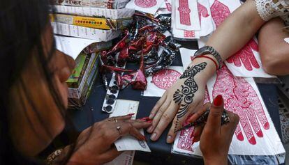 Tatuaje de henna negra, que incorpora un ingrediente artificial para asegurar un color m&aacute;s oscuro que el del tinte natural.