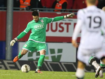 Víctor Valdés, en su debut con el Standard de Lieja