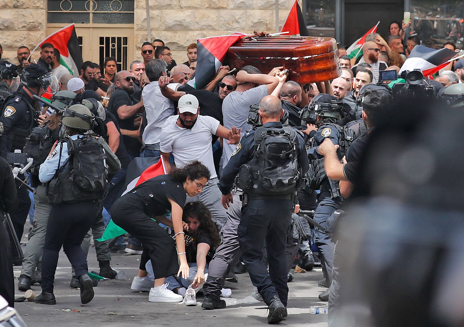 Antidisturbios israelíes cargan contra el cortejo fúnebre que lleva el ataúd de Shireen Abu Akle, este viernes en Jerusalén.