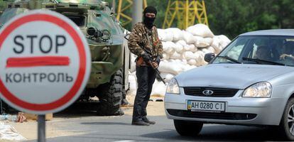Un militante prorruso cerca de Donetsk, en el este de Ucrania.