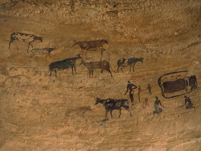Pintura rupestre con una escena cotidiana con el ganado en el Neolítico, en  Tassili n’Ajjer (Argelia). 