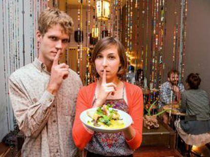 Los cocineros Nicholas Nauman y Eva Schmidt, en el restaurante silencioso Eat.