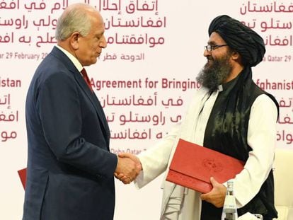 Los jefes de los equipos negociadores de EEUU y los talibanes, Zalmay Khalilzad y Abdul Salam Zaeef, firman el acuerdo de paz el pasado 29 de febrero.
