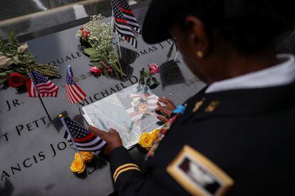 La Coronel Davis sostiene una fotografía de su colega, el Capitán Michael Dermont Mullan, durante la ceremonia que marca el 21.° aniversario de los ataques del 11 de septiembre de 2001 contra el World Trade Center.