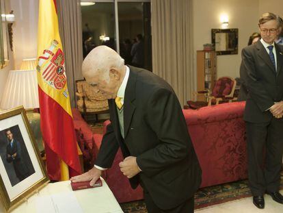 Marco Macías, judío que ha residido en Venezuela e Israel, presta juramento en presencia del embajador Fernando Carderera.