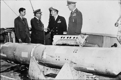 El general Arturo Montel (izquierda) felicita al vicealmirante de EE UU W. S. Guest tras el rescate de la bomba.