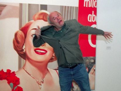 James Rosenquist bromenando en 2001 junto a su cuatro 'Joan Crawford says..' en una muestra de pop-art en el Georges Pompidou.